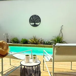 Daya Lodge. LʼIsle-sur-la-Sorgue